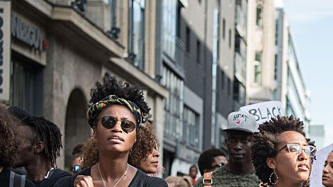 Las manifestaciones del movimiento La Vida de los Negros Sí Importa han unido a diversas comunidades bajo la bandera de la igualdad racial. Foto: Getty