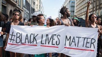 Las manifestaciones del movimiento La Vida de los Negros Sí Importa han unido a diversas comunidades bajo la bandera de la igualdad racial. Foto: Getty