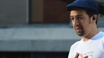 Jennifer invitó a los espectadores para tomarse de las manos en una clara muestra de unión.