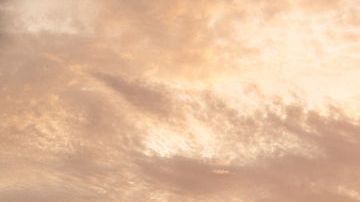 La puesta del sol se alinea perfectamente entre los edificios