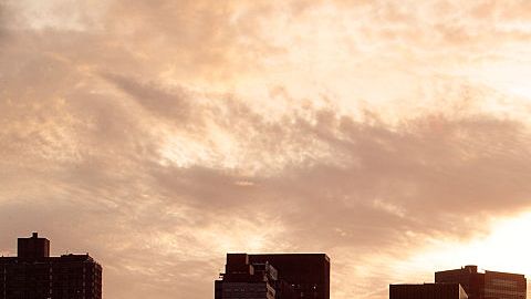 La puesta del sol se alinea perfectamente entre los edificios