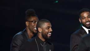 LeBron James y otros integrantes de los Cavaliers de Cleveland en el escenario para recibir el ESPY al mejor equipo del año.