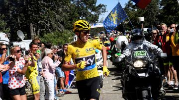 Christopher Froome, líder del Tour de Francia corre hacia la meta.