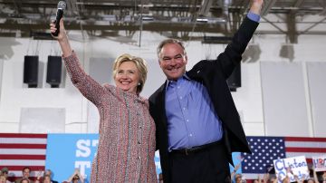 La candidata presidencial demócrata Hillary Clinton acompañada del Sen. Tim Kaine.