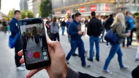 El Pokémon Go requiere que la persona salga a jugar en la calle.