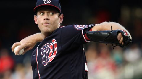 Stephen Strasburg, de Washington, se puso con récord de 13 ganados y cero perdidos y es legítimo candidato al trofeo Cy Young.