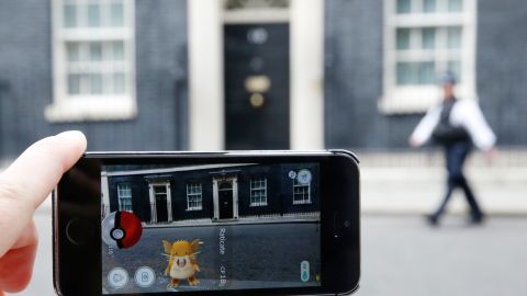 La moda de la aplicación Pokémon Go ha llegado también a las redes sociales, donde aparecen sin cesar memes y bromas, muchas veces de mal gusto.