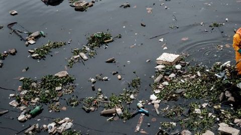Restos de basura y desperdicios arrastrados por la marea a la barrera ecológica del Río Meriti en Duque de Caixas, cerca de la Bahía de Guanabará.