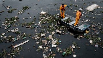 Restos de basura y desperdicios arrastrados por la marea a la barrera ecológica del Río Meriti en Duque de Caixas, cerca de la Bahía de Guanabará.
