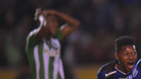 El festejo de Arturo Mina en el estadio Atahualpa de Quito. Independiente del Valle y Atlético Nacional definirán al campeón de la Libertadores en Medellín.