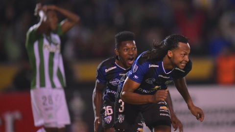 El festejo de Arturo Mina en el estadio Atahualpa de Quito. Independiente del Valle y Atlético Nacional definirán al campeón de la Libertadores en Medellín.