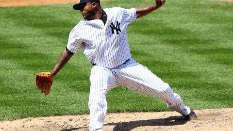 C.C. Sabathia, pitcher de los Yankees, pierde el balance al tratar de realizar un lanzamiento en el sexto inning. Al final fue derrotado por los Orioles en Yankee Stadium.