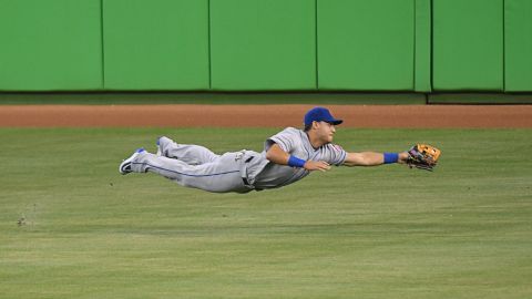 Michael Conforto realizó una atrapada increíble en el jardín central para los Mets, que derrotaron a los Marlins.