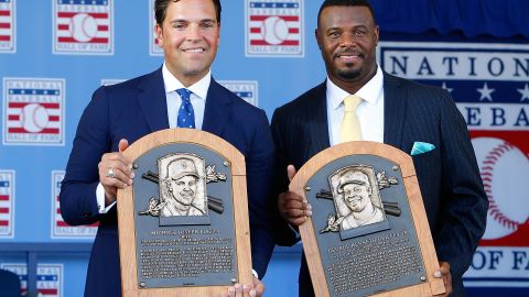 Mike Piazza y Ken Griffey Jr. posan con sus placas de nuevos miembros del Salón de la Fama en Cooperstown, Nueva York.