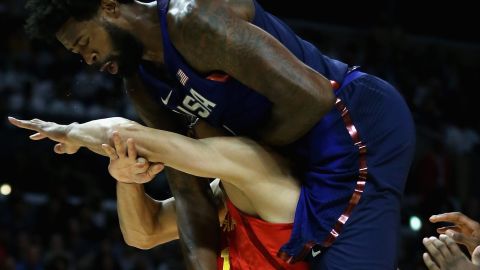 DeAndre Jordan, seleccionado de Estados Unidos, foulea a Yi Jianlian, de China, en el juego de preparación rumbo a los Juegos Olímpicos que sostuvieron el domingo en el Staples Center.