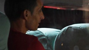 José Mourinho, técnico del Manchester United, se despide de los aficionados a las afueras del estadio olímpico de Pekín.