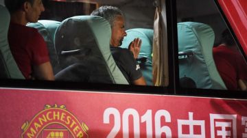 José Mourinho, técnico del Manchester United, se despide de los aficionados a las afueras del estadio olímpico de Pekín.