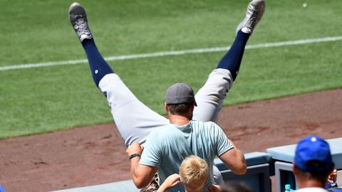 Logan Morrison de los Rays de Tampa luce de cabeza en las tribunas tras hacer un out espectacular.