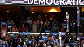 Delegados atienden el tercer día de la Convención Naconal Demócrata.