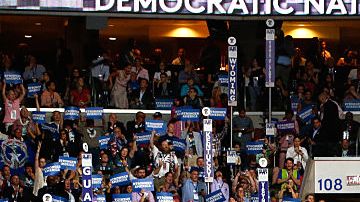 Delegados atienden el tercer día de la Convención Naconal Demócrata.