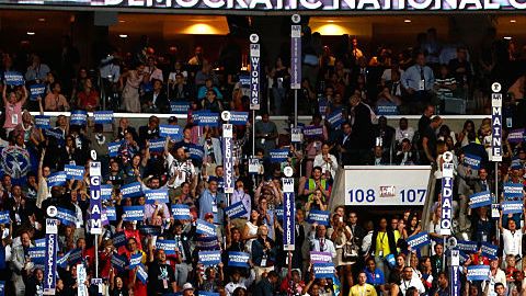 Delegados atienden el tercer día de la Convención Naconal Demócrata.