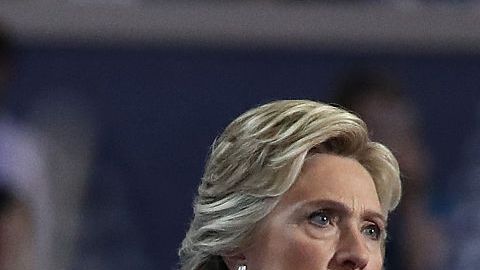 Clinton dijo que la exposición de los hechos plantea interrogantes sobre la interferencia rusa en las elecciones y en la democracia americana.