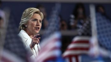 Clinton dijo que la exposición de los hechos plantea interrogantes sobre la interferencia rusa en las elecciones y en la democracia americana.