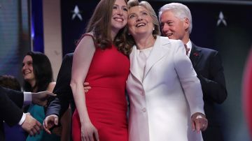 Chelsea, Hillary y Bill Clinton en la Convención Demócrata 2016