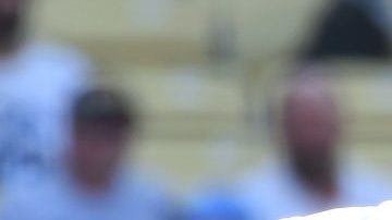 Yasiel Puig conecta uno de sus dos dobles el domingo contra Arizona. El cubano suena para un posible cambio entre domingo y lunes.