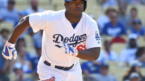 Yasiel Puig conecta uno de sus dos dobles el domingo contra Arizona. El cubano suena para un posible cambio entre domingo y lunes.