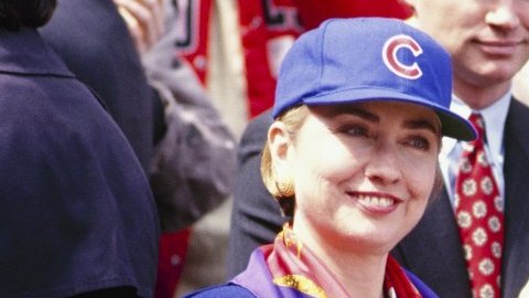 La foto es de un juego entre los Chicago Cubs y los Yankees de Nueva York en 1994. Hillary Rodham Clinton eligió ponerse la gorra de los Cachorros.