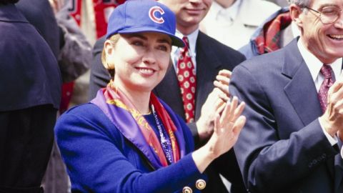 La foto es de un juego entre los Chicago Cubs y los Yankees de Nueva York en 1994. Hillary Rodham Clinton eligió ponerse la gorra de los Cachorros.