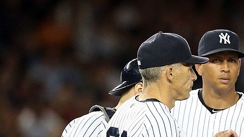 Joe Girardi  (izq.) no tiene en el roster los elementos para mejorar a los Yankees.