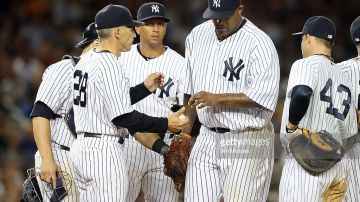 Joe Girardi  (izq.) no tiene en el roster los elementos para mejorar a los Yankees.