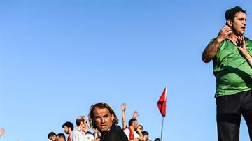 Un grupo festeja el fin del intento de golpe de Estado sobre un tanque.