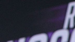 Román "Chocolatito" González, de NIcaragua, y Carlos Cuadras, de México, posan el lunes en Los Ángeles al anunciar su pelea de campeonato mundial supermosca.