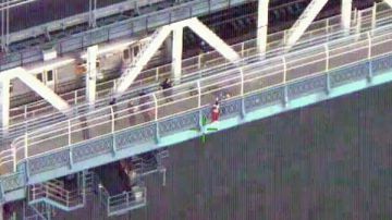 En esta imagen de video, se observa al joven en la varanda del puente de Manhattan.