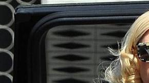 Gwen actualmente mantiene un romance con el cantante Blake Shelton.