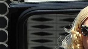 Gwen actualmente mantiene un romance con el cantante Blake Shelton.