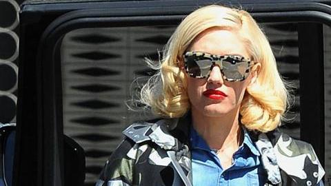 Gwen actualmente mantiene un romance con el cantante Blake Shelton.