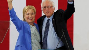 Bernie Sanders brinda su apoyo a Hillary Clinton.