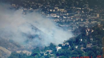 Incendio cerca del signo de Hollywood en LA.