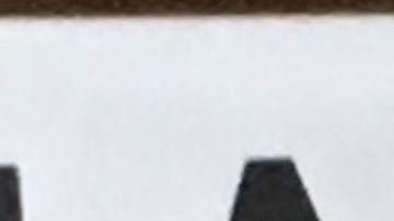 La defensora del pueblo Letitia James enseñó su IDNYC durante la inauguración del centro para tramitar el documento en la biblioteca Webster.