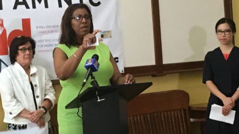 La defensora del pueblo Letitia James enseñó su IDNYC durante la inauguración del centro para tramitar el documento en la biblioteca Webster.