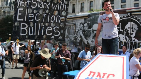Centenares de partidarios de Bernie Sanders se toman las calles del centro de Filadelfia para exigir reformas políticas.