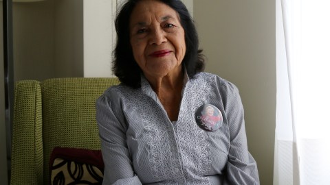 La líder sindicalista, Dolores Huerta,  es una "súper delegada" en la convención nacional demócrata en Filadelfia, y afirma que un triunfo del republicano Donald Trump sería un peligro para los latinos. Foto: María Peña/Impremedia