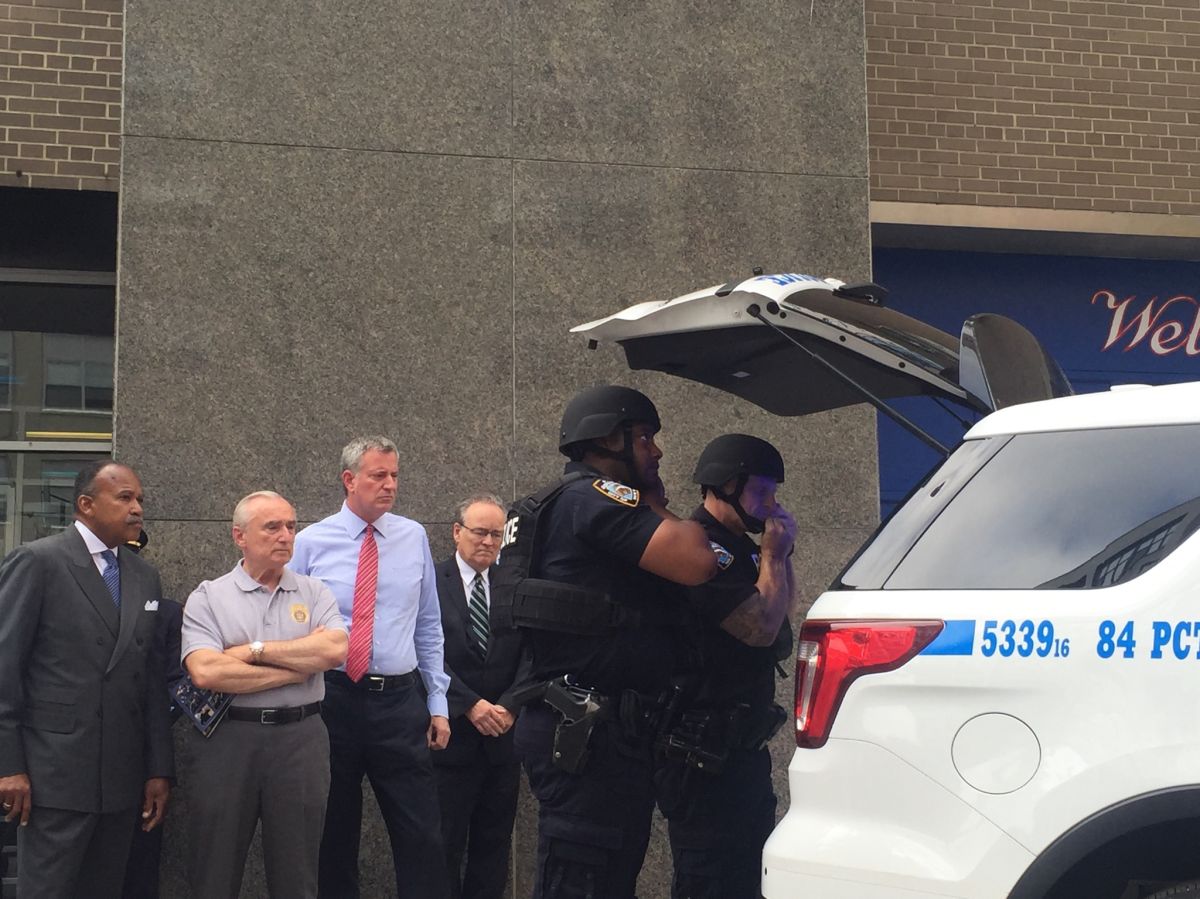 El comisionado Bill Bratton y el alcalde Bill de Blasio, durante el anuncio de más equipos de protección para los policías, este lunes 25 de Julio, en Brooklyn