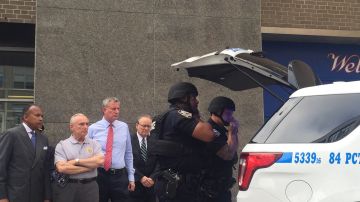 El comisionado Bill Bratton y el alcalde Bill de Blasio, durante el anuncio de más equipos de protección para los policías, este lunes 25 de Julio, en Brooklyn
