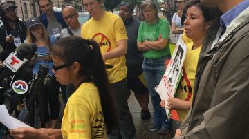 Samantha Bravo, de 11 años, le pidió al casero Soo Fung Dung que cese la discriminación contra los inquilinos de su edificio.