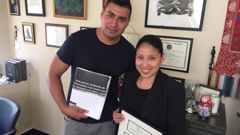 El mexicano Eduardo Rodríguez, quien llegó a Estados Unidos cuando tenía 15 años, creía que ya no podía aplicar para DACA, pero la abogada de Caridades Católicas, Jessica Lazo le explicó que este alivio migratorio aún está vigente.